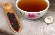 Black rose - černý čaj s okvětními plátky růže