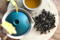 Oriental beauty Vietnam zátiší se šálkem a gaiwanem - kvalitní sypaný oolong z Vietnamu