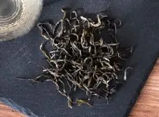 Yi bin mao feng - kvalitní sypaný zelený čaj - detail čajových lístků
