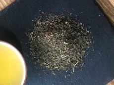 Tulsi - bazalka posvátná - indická bylinka - Tulsi sypaný čaj - detail čajových lístků