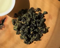 Qin yu oolong - delikátní oolong z Taiwanu s květovými tóny - detail čajových lístků