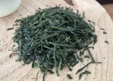 Sencha Hioki Bio - prémiová Sencha - kvalitní sypaný japonský zelený čaj - detail čajových lístků