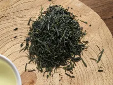 Sencha Miyazaki Kobayashi Samimidori - kvalitní sypaný japonský zelený čaj - detail čajových lístků