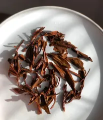 Kenya Buffalo horn - kvalitní sypaný prémiový černý čaj z Keni sklizeň leden 2026, Nandi hills, nadmořská výška 2000 m - detail mokrých čajových lístků