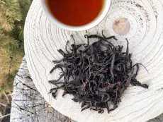 Kenya Buffalo horn - kvalitní sypaný prémiový černý čaj z Keni sklizeň leden 2026, Nandi hills, nadmořská výška 2000 m - detail suchých čajových lístků