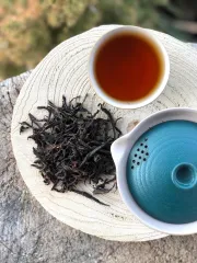 Kenya Buffalo horn - kvalitní sypaný prémiový černý čaj z Keni sklizeň leden 2026, Nandi hills, nadmořská výška 2000 m - detail suchých čajových lístků