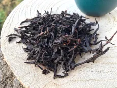 Kenya Buffalo horn - kvalitní sypaný prémiový černý čaj z Keni sklizeň leden 2026, Nandi hills, nadmořská výška 2000 m - detail suchých čajových lístků