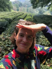 Bohunka z Čajových Bedýnek v čajové zahradě s čajovníky určenými pro výrobu oolongů v horách na severu Thajska