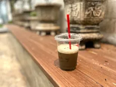 Ochutnávka ledového práškového čaje z praženého oolongu aka Matcha Dong ding oolong na severu Thajska