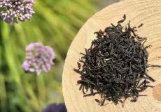 Yunnan Mao Feng - kvalitní sypaný čínský černý čaj - detail čajových lístků