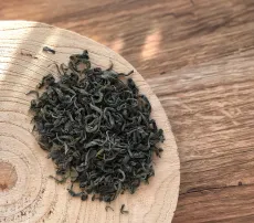 Chun mee - Vzácné obočí - kvalitní sypaný čínský zelený čaj - detail čajových lístků