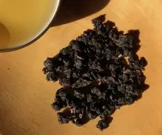 Gaba oolong - tmavý taiwanský oolong se zvýšeným obahem GABA - detail čajových lístků