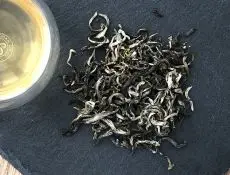 Jasmínový čaj - White monkey - jasmínový zelený sypaný čaj - detail čajových lístků