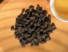 Shanlin xi heavy roasted bourbon oolong - kvalitní oolong z Taiwanu s tóny boubonu karamelu oříšků a vanilky - detail čajových lístků