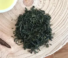 Guricha - kvalitní japonský zelený čaj v Bio kvalitě z oblasti Kirishima - detail čajových lístků