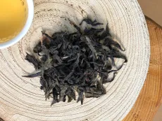 Da hong pao Red robe Wuyi - slavný oolong z čínského Fujianu - detail čajových lístků 1