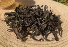 Da hong pao Red robe Wuyi - slavný oolong z čínského Fujianu - detail čajových lístků