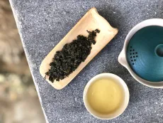 Tie guan yin Monkey pick z Anxi v čínském Fujianu - slavný oolong Železná bohyně milosrdenství