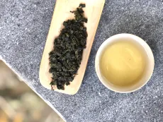 Tie guan yin Monkey pick z Anxi v čínském Fujianu - slavný oolong Železná bohyně milosrdenství