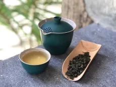 Tie guan yin Monkey pick z Anxi v čínském Fujianu - slavný oolong Železná bohyně milosrdenství