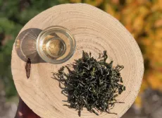 Darjeeling Balasun first flush 2026 - EX 16 - raritní čaj z Darjeelingu z jarní sklizně - pohled na čajové lístky shora