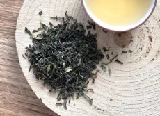 Darjeeling first flush blend - směs čajů z Darjeelingu z jarní sklizně - detail čajových lístků