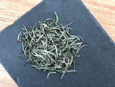 Assam frost silver needle - sklizeň leden 2026 - luxusní sypaný bílý čaj pouze s tipsů - detail čajových lístků