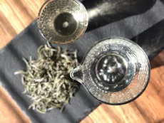 Assam frost silver needle - sklizeň leden 2026 - luxusní sypaný bílý čaj pouze s tipsů