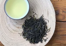 Kenya Green lizard - kvalitní sypaný zelený čaj z Keni - detail čajových lístků