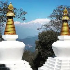 Sikkim Indie - budhistický chrám v Namchi s výhledem na osmitisícovku Kančenžengu