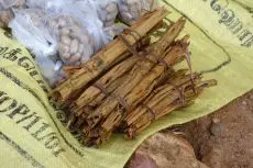 Cejlonská skořice - jak ji prodávají na tradičním trhu - Srí Lanka