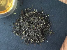 Nepal Guranse FF - first flush - vynikající kvalitní sypaný nepálský čaj z jarní sklizně - detail čajových lístků