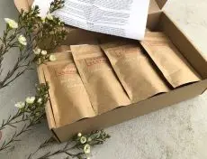 Degustační balíček sypaných čajů pro začátečníky - čajová seznamka Čajových Bedýnek - otevřený balíček s letáčkem s informacemi o jednotlivých druzích sypaného čaje