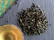 Darjeeling Puttabong first flush - kvalitní sypaný čaj z Darjeelingu z jarní sklizně - detail čajových lístků