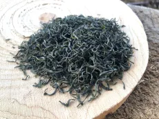 Fish hook - Tan Cuong - Thai Nguen - prémiový zelený čaj z Vietnamu - detail suchých lístků