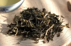Osmanthus green tea - kvalitní sypaný čínský zelený čaj ovoněný kvítky osmanthu - detail čajových lístků
