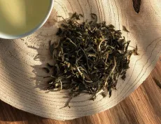 Osmanthus green tea - kvalitní sypaný čínský zelený čaj ovoněný kvítky osmanthu - detail čajových lístků