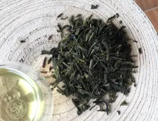 Sencha z Číny - China Sencha - kvalitní sypaný čínský zelený čaj - detail čajových lístků