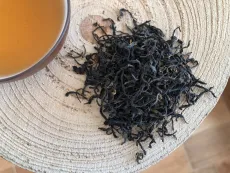 Yunnan wild - kvalitní sypaný čínský černý čaj ze starých divokých čajovníků - detail čajových lístků