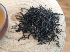 Yunnan wild - kvalitní sypaný čínský černý čaj ze starých divokých čajovníků - detail čajových lístků