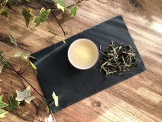 Yunnan Moonlight - kvalitní sypaný bílý čaj z jarní sklizně - pohled shora