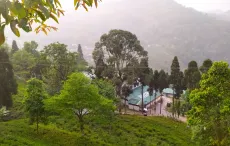 Darjeeling Phuguri - pohled na čajovou továrnu Phuguri v indickém Darjeelingu