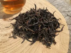 Darjeelingy Arya second flush 2026 muscatel - kvalitní sypaný černý čaj z Darjeelingu z letní sklizně 2026 - detail suchých čajových lístků