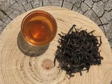 Darjeelingy Arya second flush 2026 muscatel - kvalitní sypaný černý čaj z Darjeelingu z letní sklizně 2026 - pohled shora
