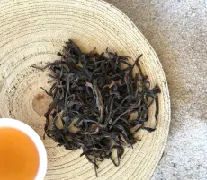 Raw wild pu erh Chiang Rai - kvalitní nezralý sypaný pu erh z divokých čajovníků ze severu Thajska - detail čajových lístků
