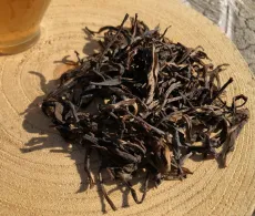 Raw wild pu erh Chiang Rai - kvalitní nezralý sypaný pu erh z divokých čajovníků ze severu Thajska - detail čajových lístků